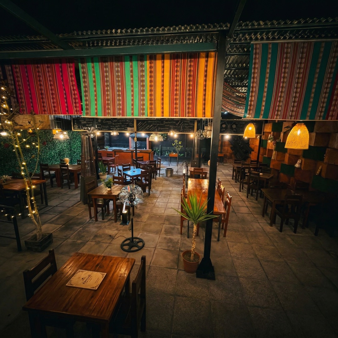 Salón nocturno Lima Restaurant — telas andinas y farolitos